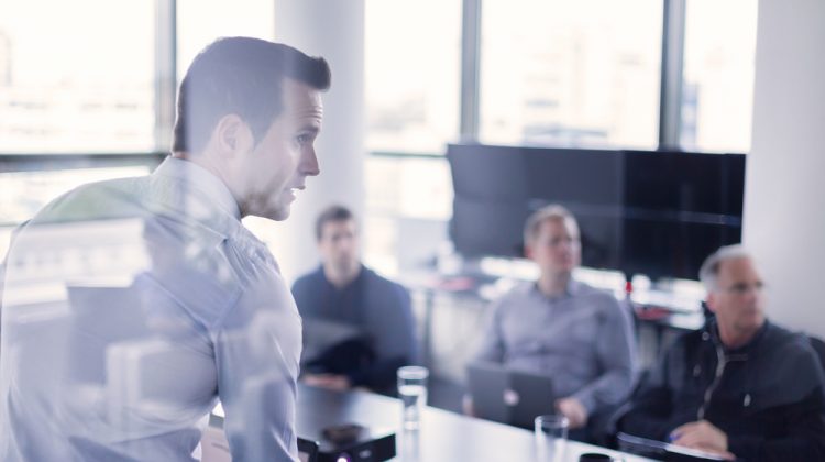 Führungsperson während einer Verkaufspräsentation